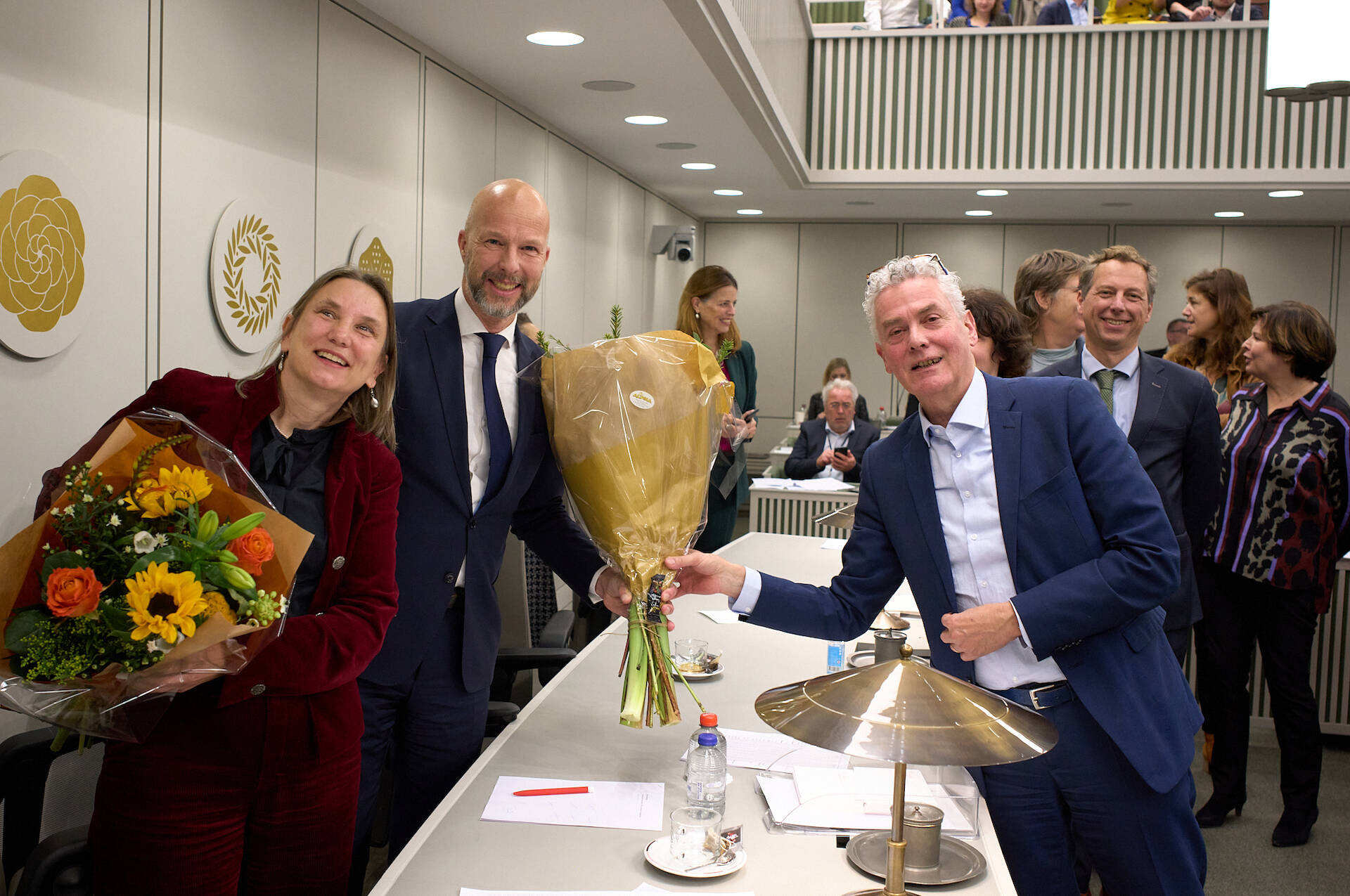 Tweede Kamerleden Bromet en De Groot worden na de stemmingen gefeliciteerd door D66-senator Pijlman. 