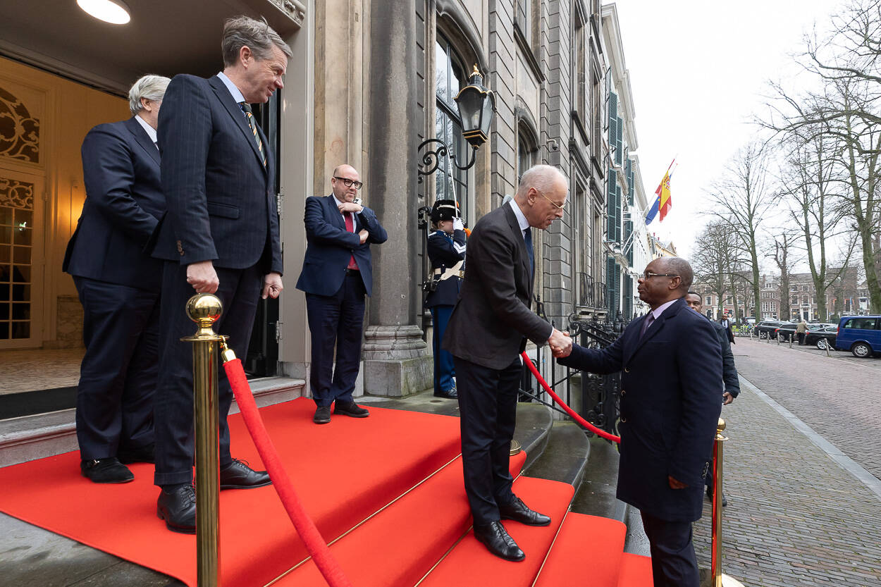 Nederlandse en Keniaanse senaatsvoorzitters begroeten elkaar