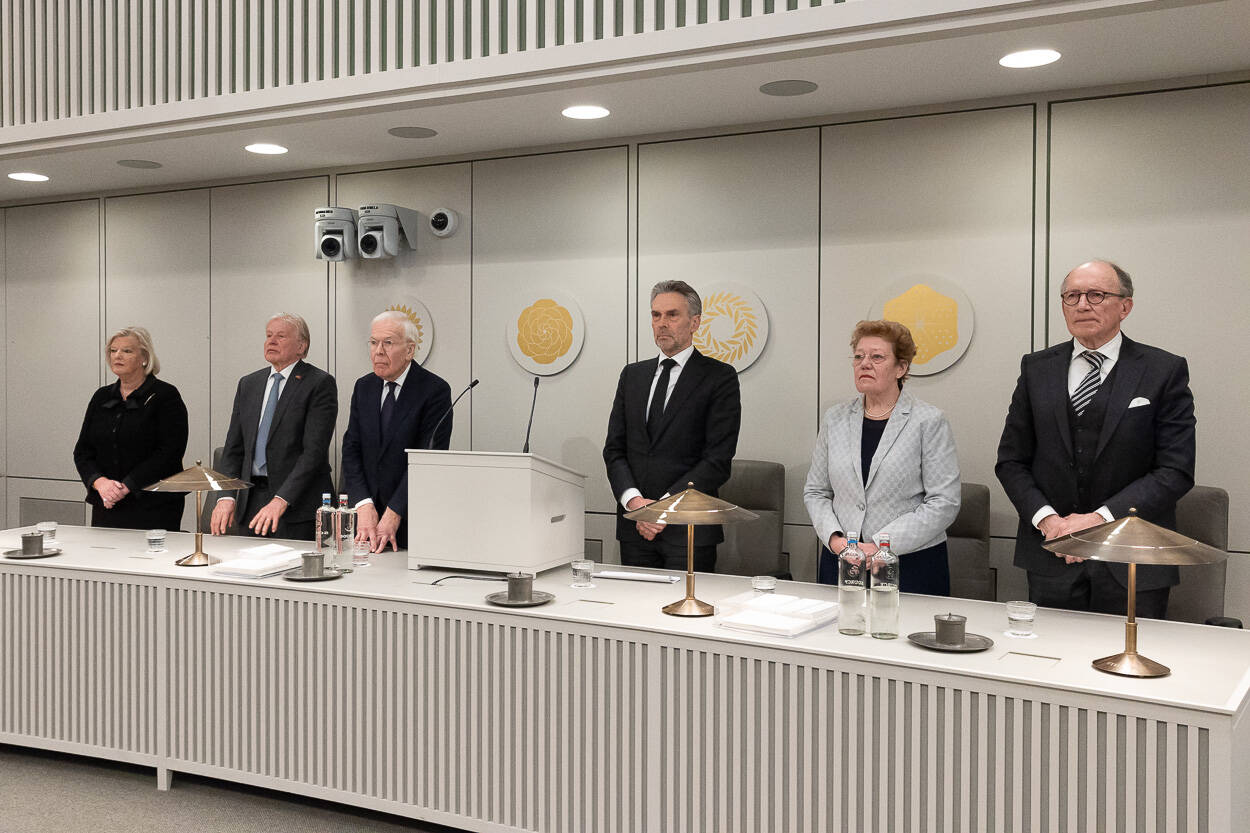 V.l.n.r.: oud-Eerste Kamervoorzitters Ankie Broekers-Knol, René van der Linden en Herman Tjeenk Willink, minister-president Dick Schoof en oud-Eerste Kamervoorzitters Yvonne Timmerman-Buck en Fred de Graaf