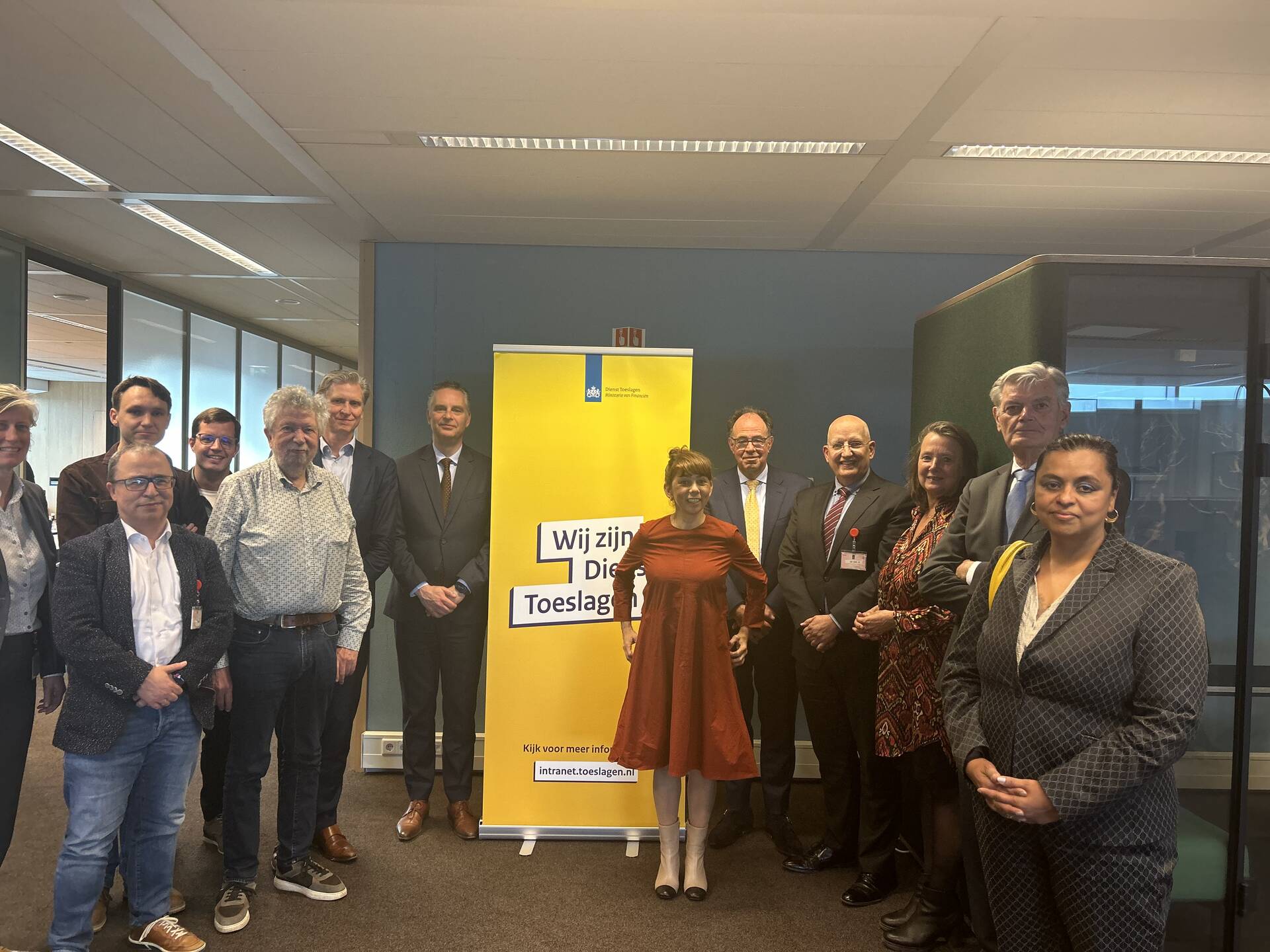 Leden van de commissie SZW op bezoek bij de Dienst Toeslagen