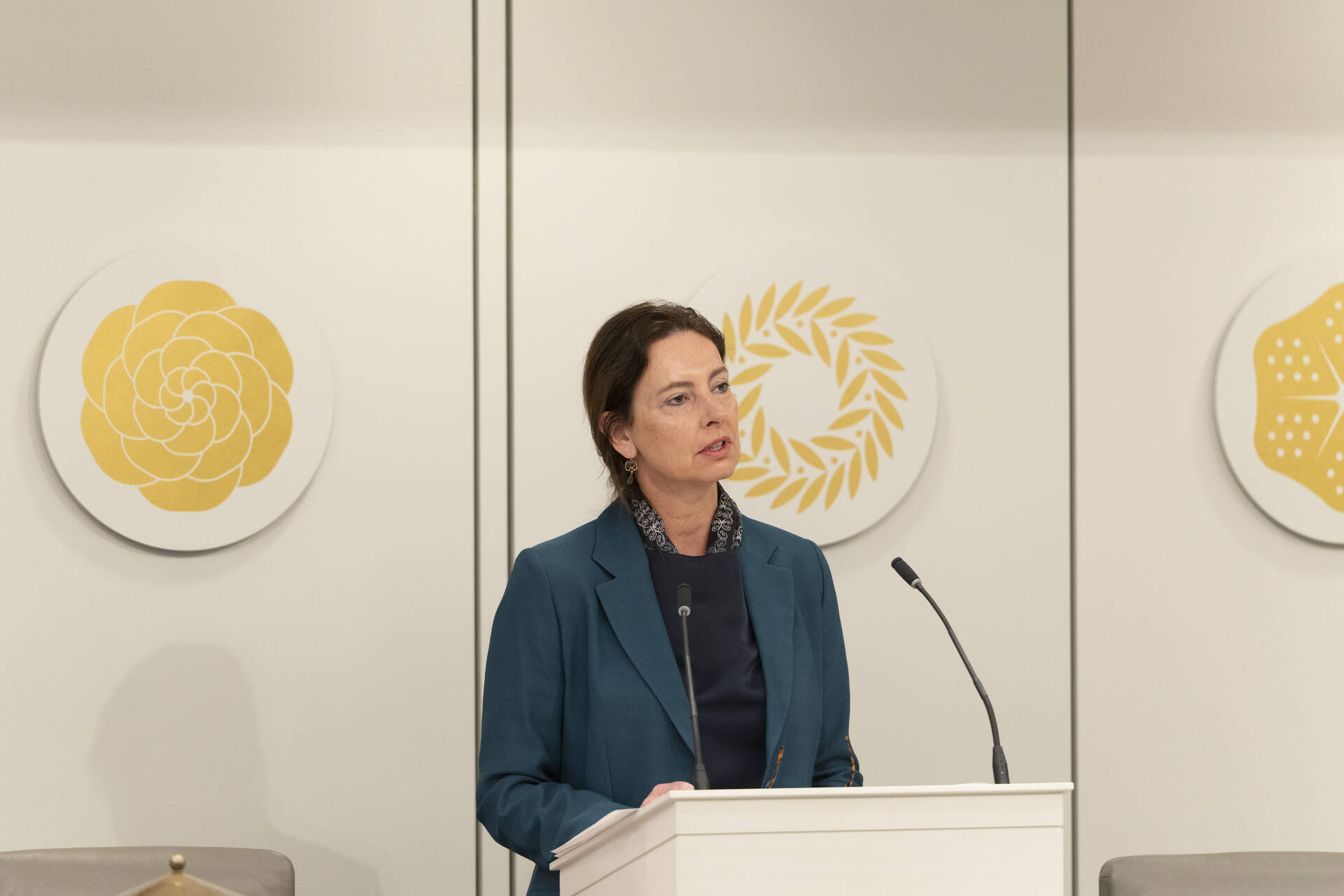 Minister Uitermark van Binnenlandse Zaken en Koninkrijksrelaties spreekt tijdens het debat op 8 april 2025