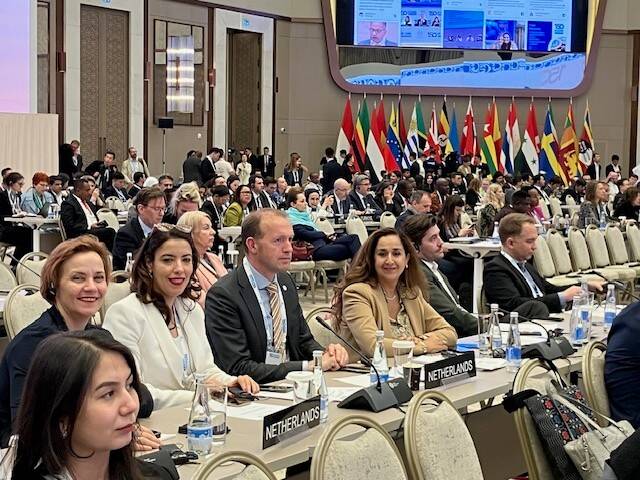 De delegatie tijdens een vergadering van de 150e IPU