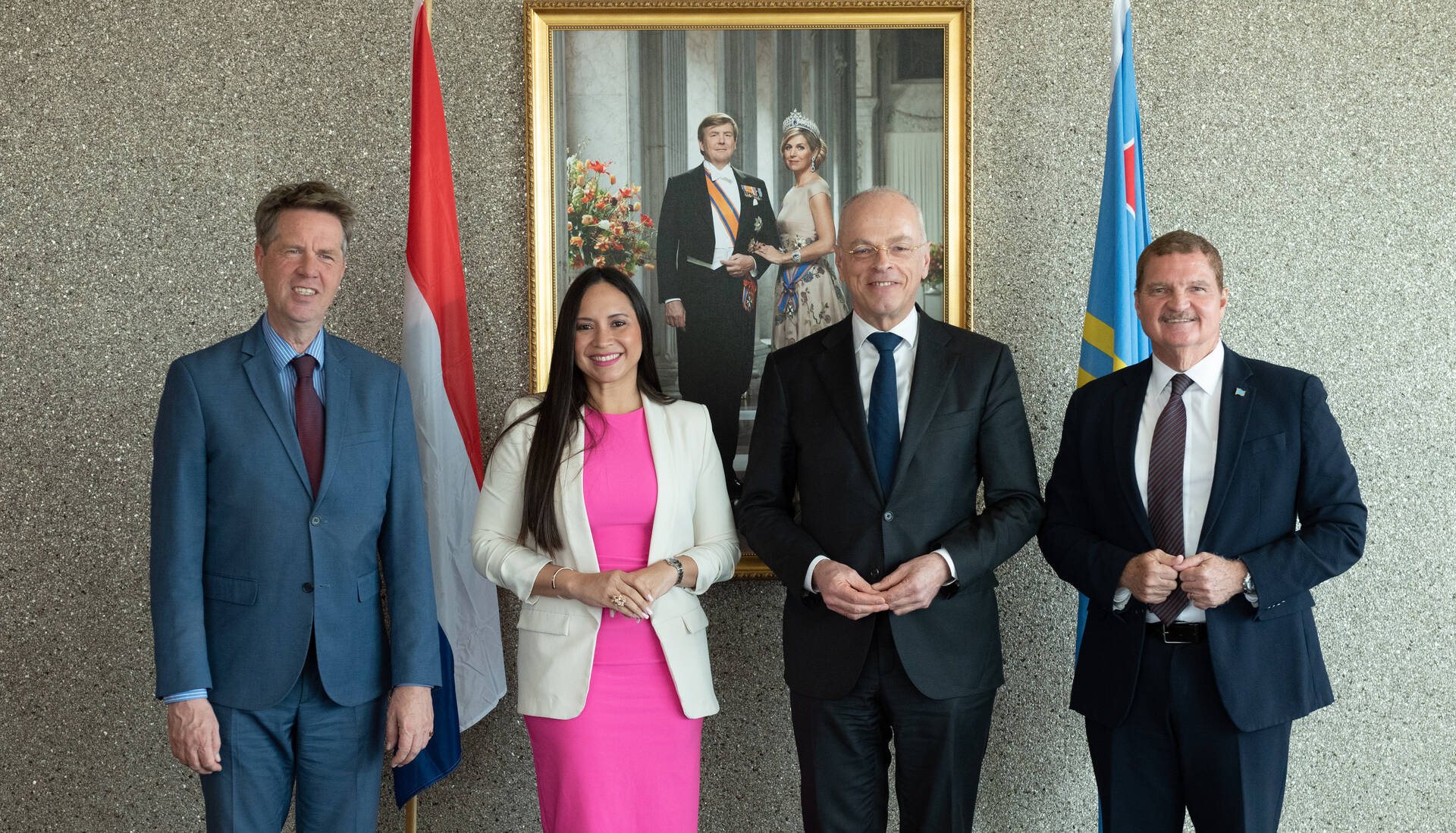 Voorzitters poseren met premier Mike Eman en vice-premier Gerlien Croes van Aruba tijdens werkreis