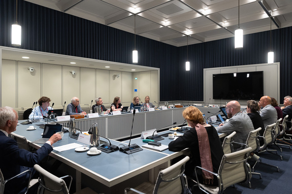 De commissie voor Onderwijs, Cultuur en Wetenschap (OCW) in gesprek met de Onderwijsraad.