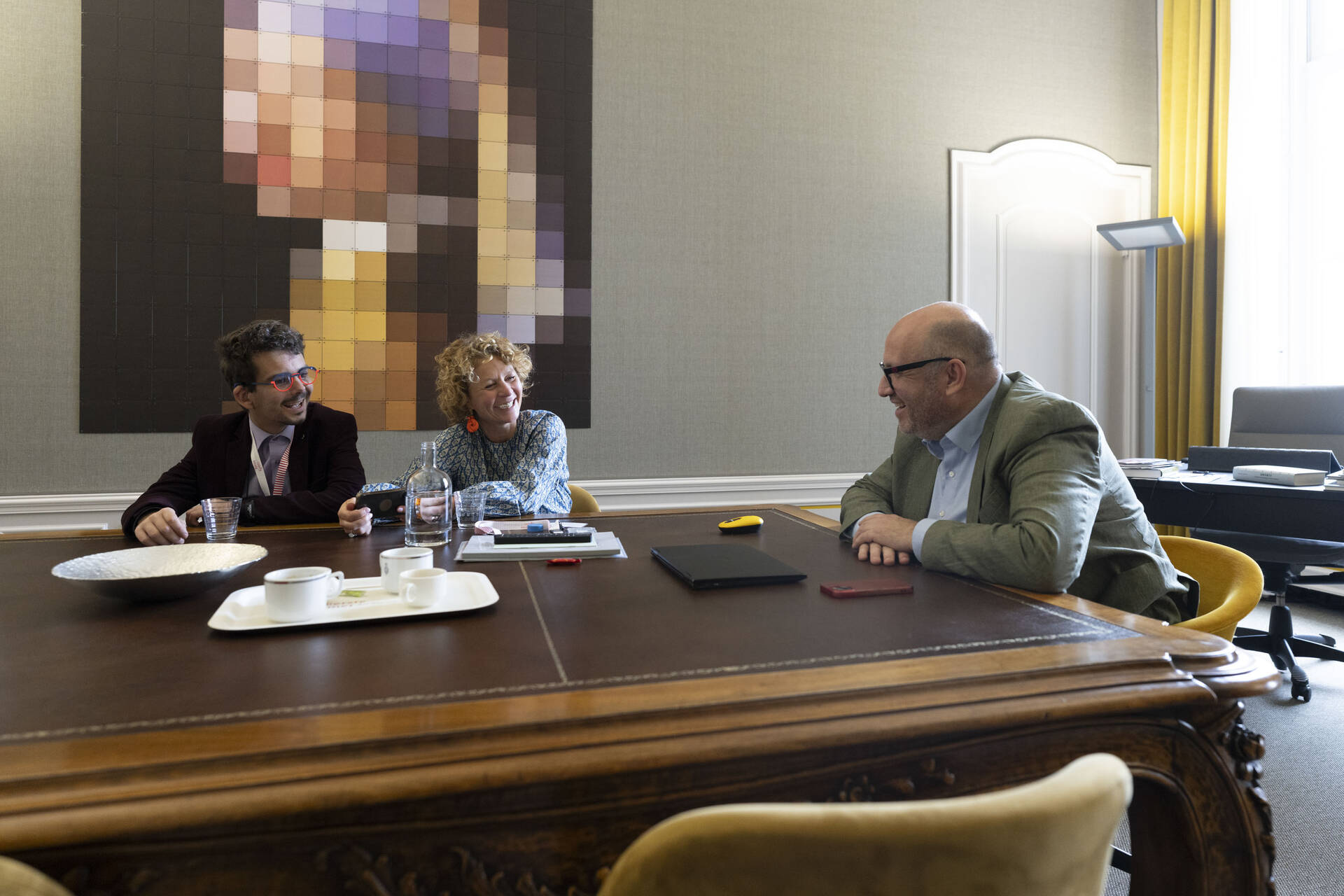 De Griffier van de Eerste Kamer ontmoet stagiair Joshua en haar Eerste Kamerbegeleider Kim Nagtzaam.