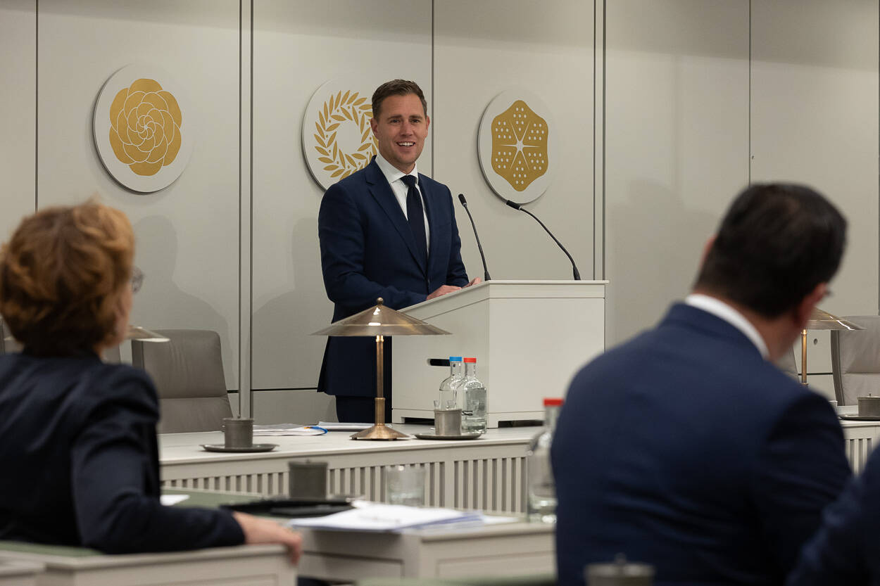 Minister Heinen tijdens het debat op 27 mei 2025