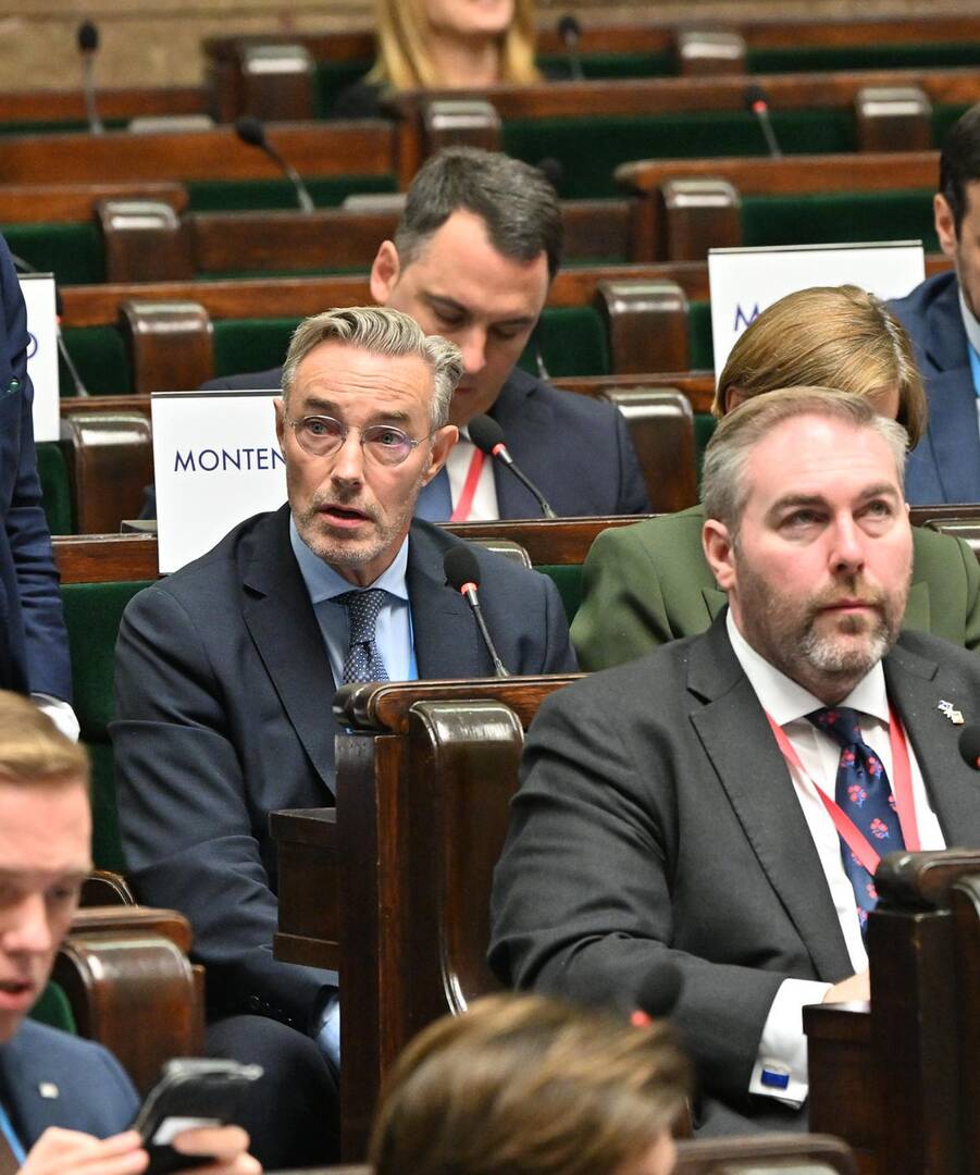 Van de Sanden (VVD) aan het woord tijdens de plenaire COSAC