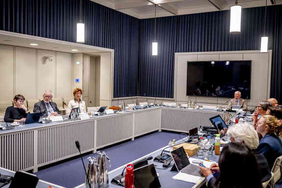 Leden van de commissie voor Economische Zaken/Klimaat en Groene Groei (EZ/KGG) in gesprek met de Raad van State