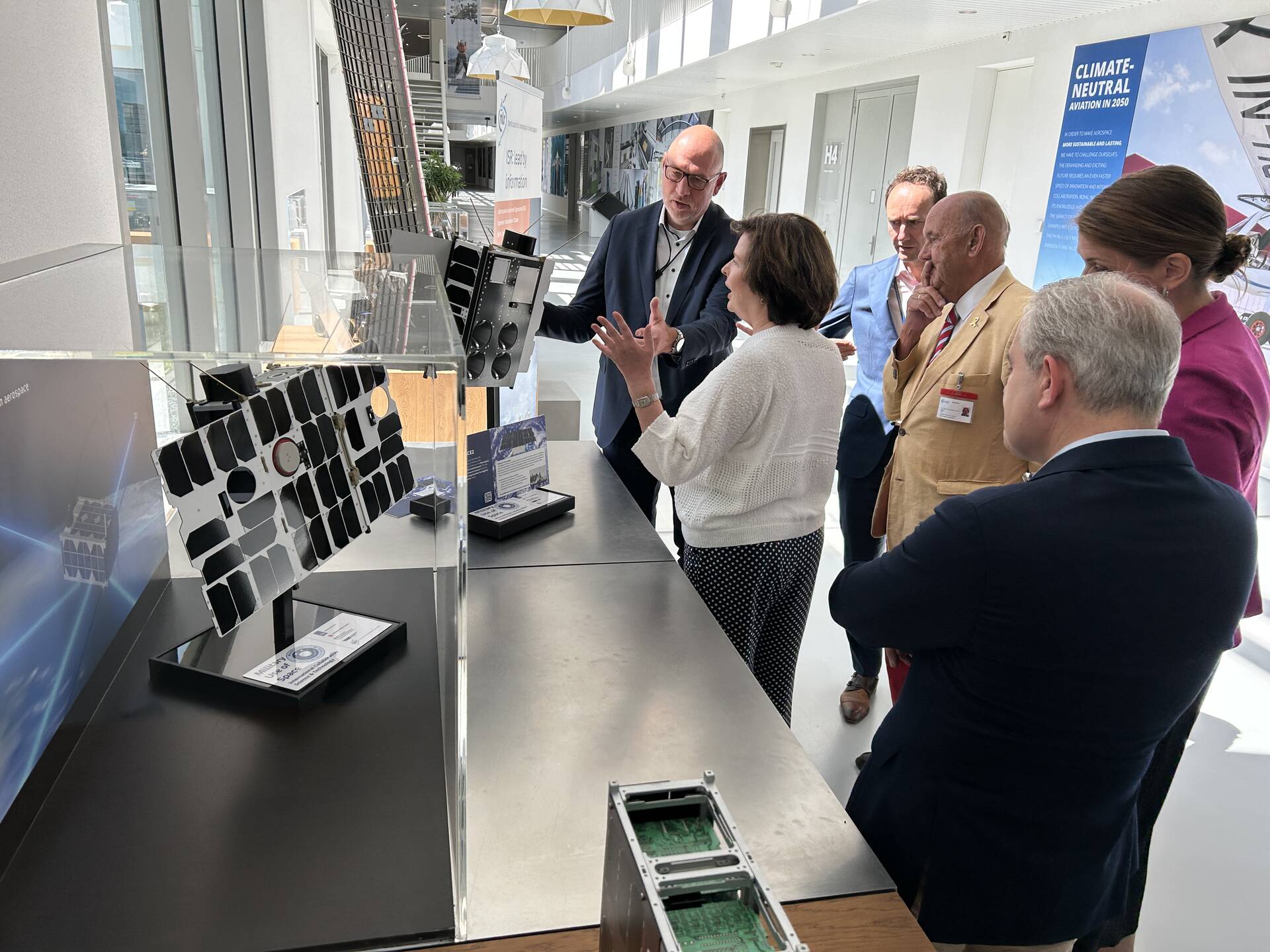 Kamerleden kregen uitleg bij een prototype van een satelliet