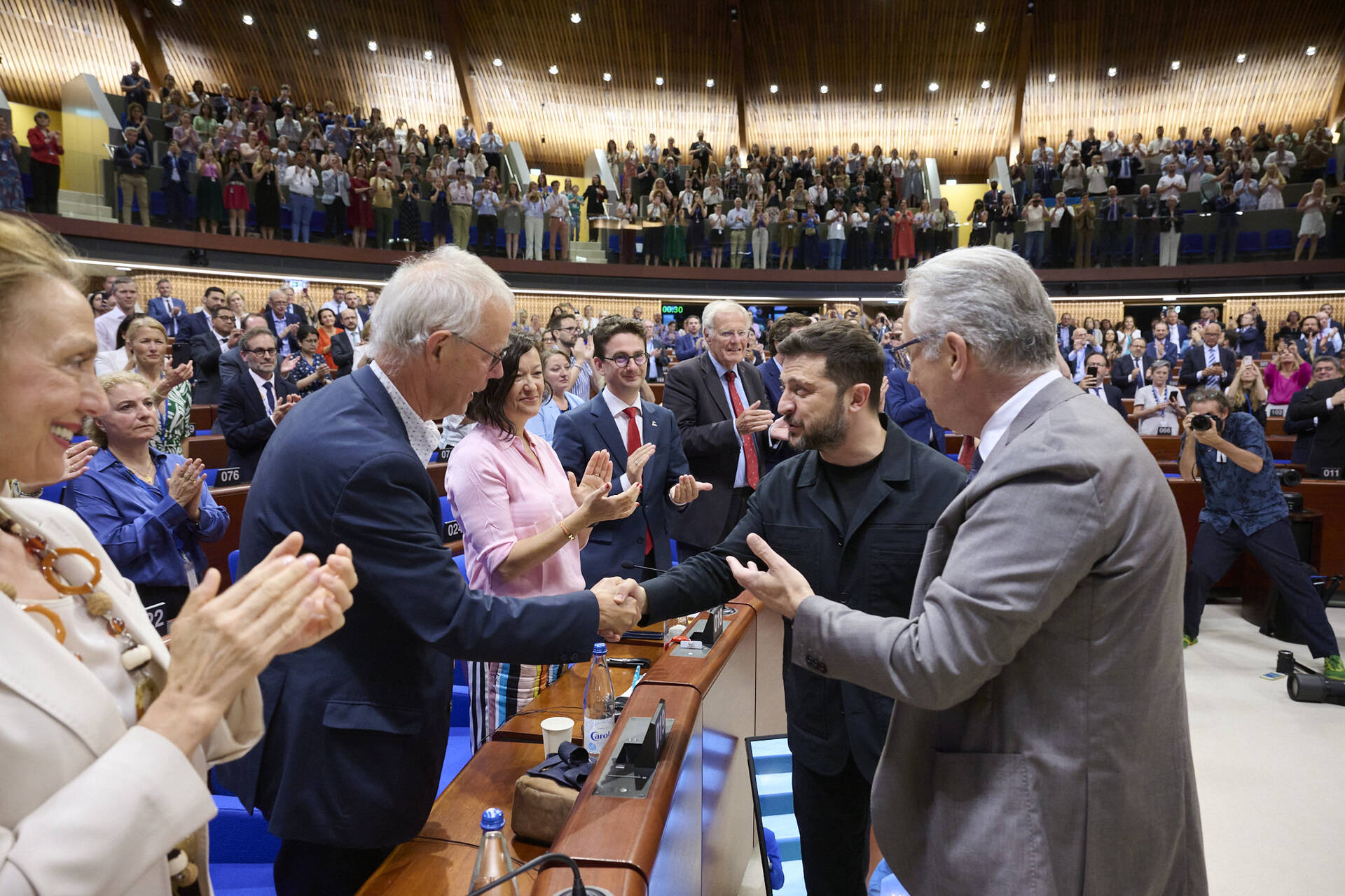 Oud-PACE-President en oud-Eerste Kamerlid Tiny Kox begroet president Zelensky