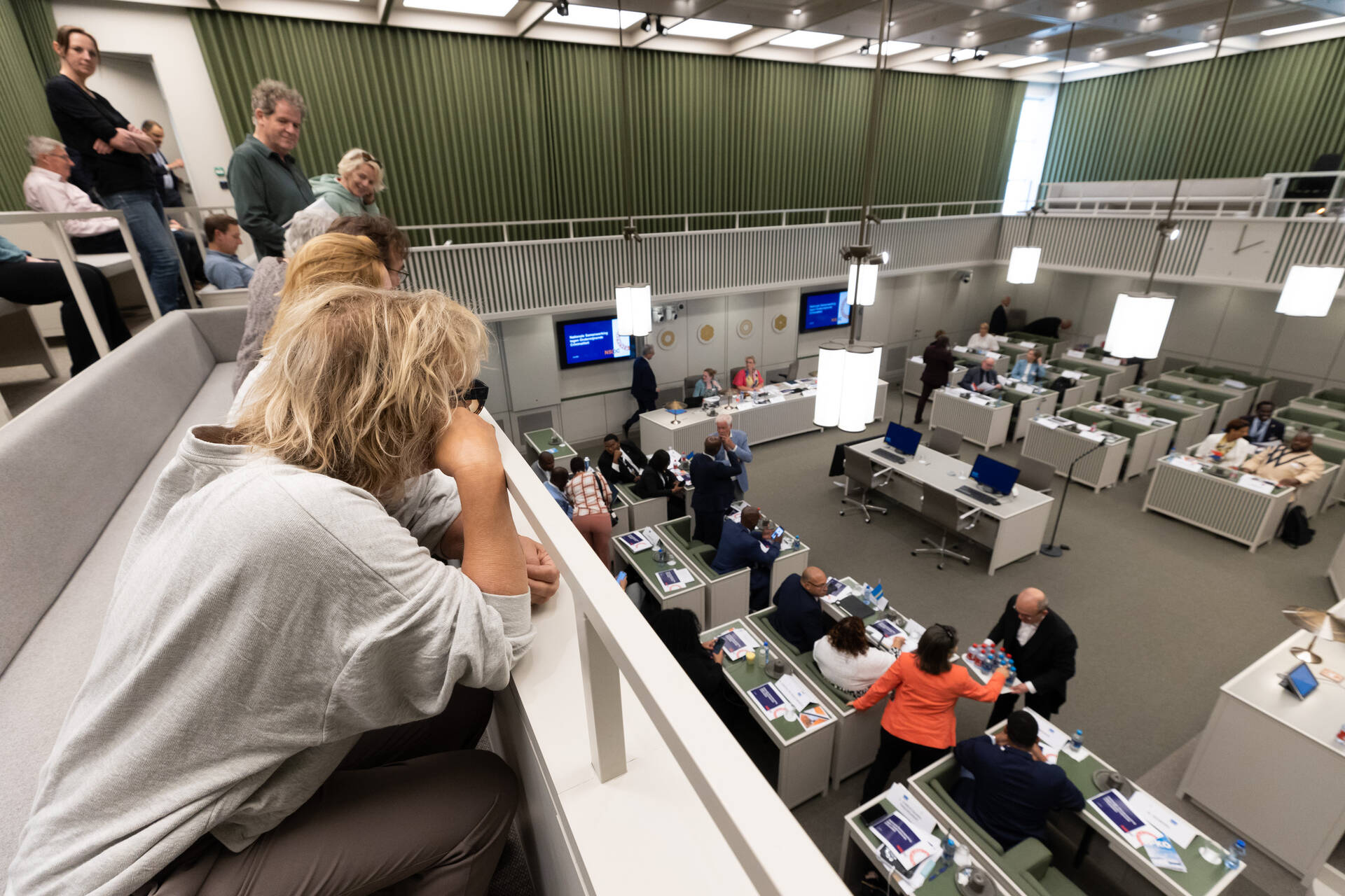 De wandelroute voert langs de plenaire zaal waar de Kamer op dinsdagen vergadert