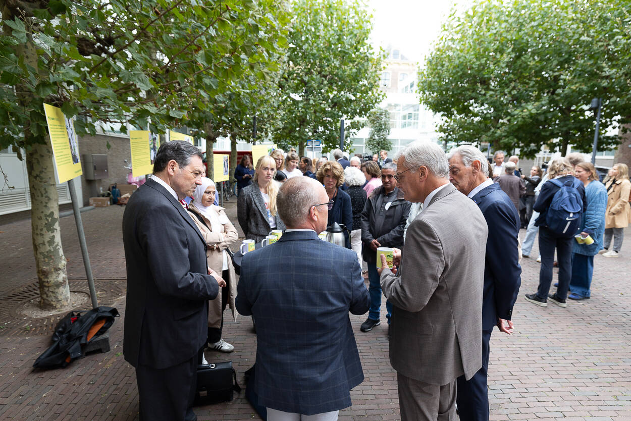 Senatoren praten met petitie-aanbieders