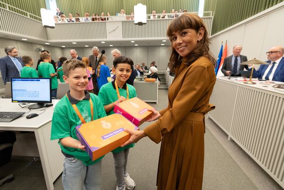 Waarnemend Kamervoorzitter Vos nam de koffertjes in ontvangst