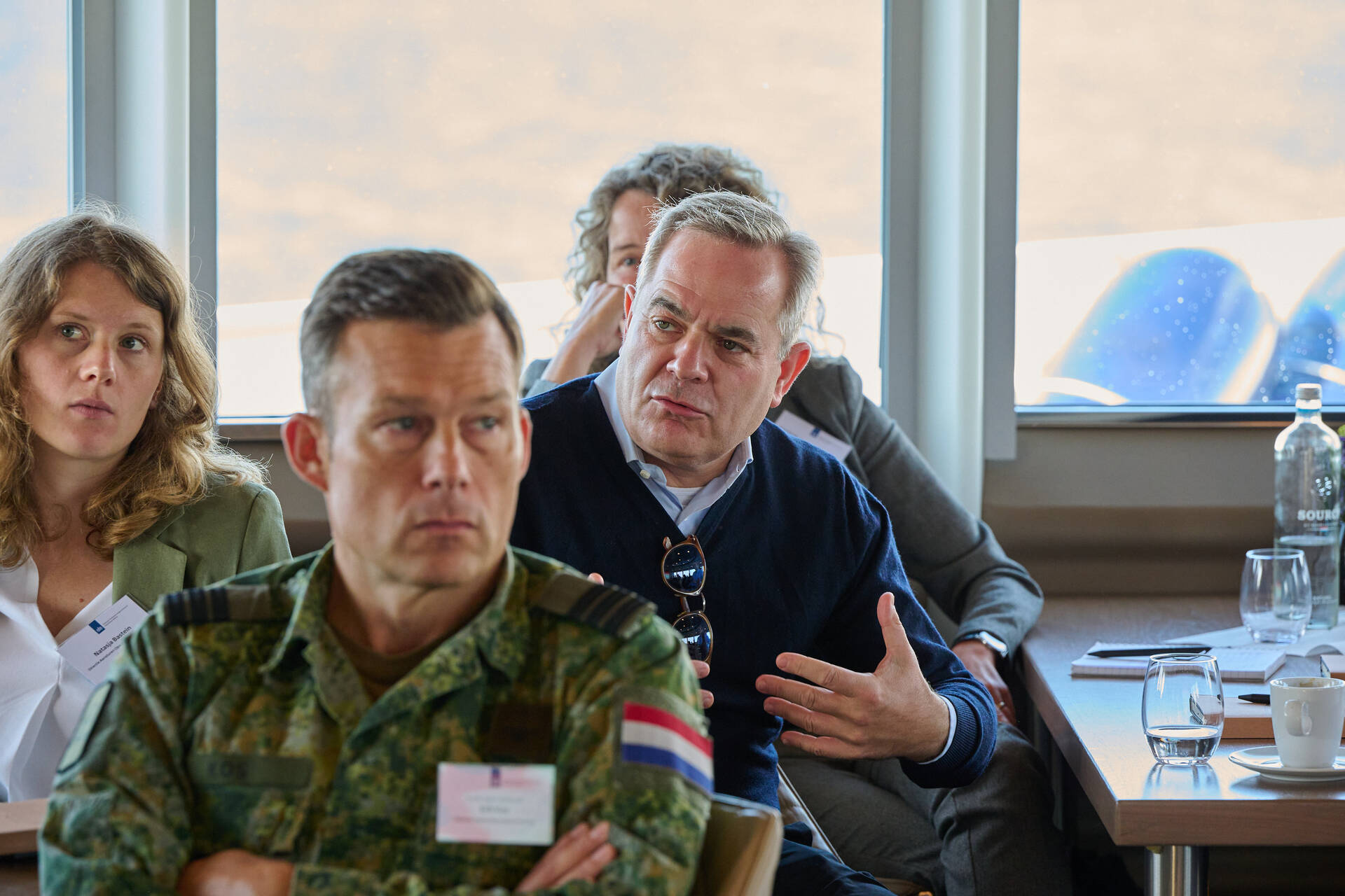 Leden van de commissie Buitenlandse Zaken, Defensie en Ontwikkelingshulp op bezoek bij het Defensie Ondersteuningscommando