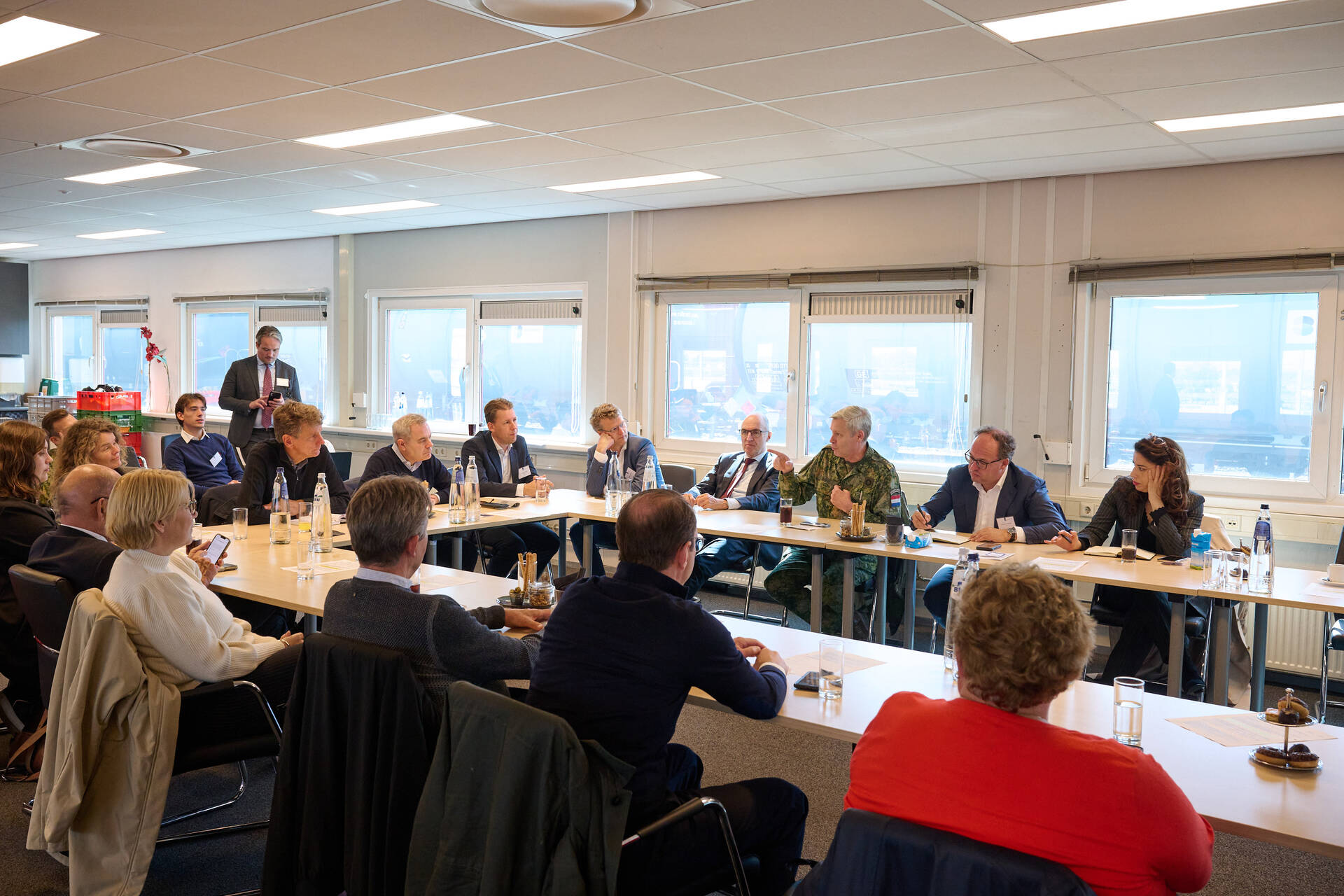 Leden van de commissie Buitenlandse Zaken, Defensie en Ontwikkelingshulp op bezoek bij het Defensie Ondersteuningscommando