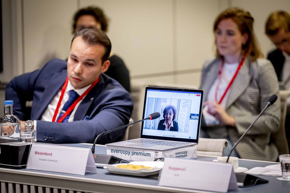 De spreker van de Europese Commissie was online aanwezig
