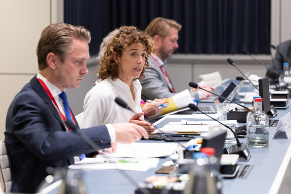 Demissionair minister Hermans beantwoordt vragen tijdens Mondeling Overleg