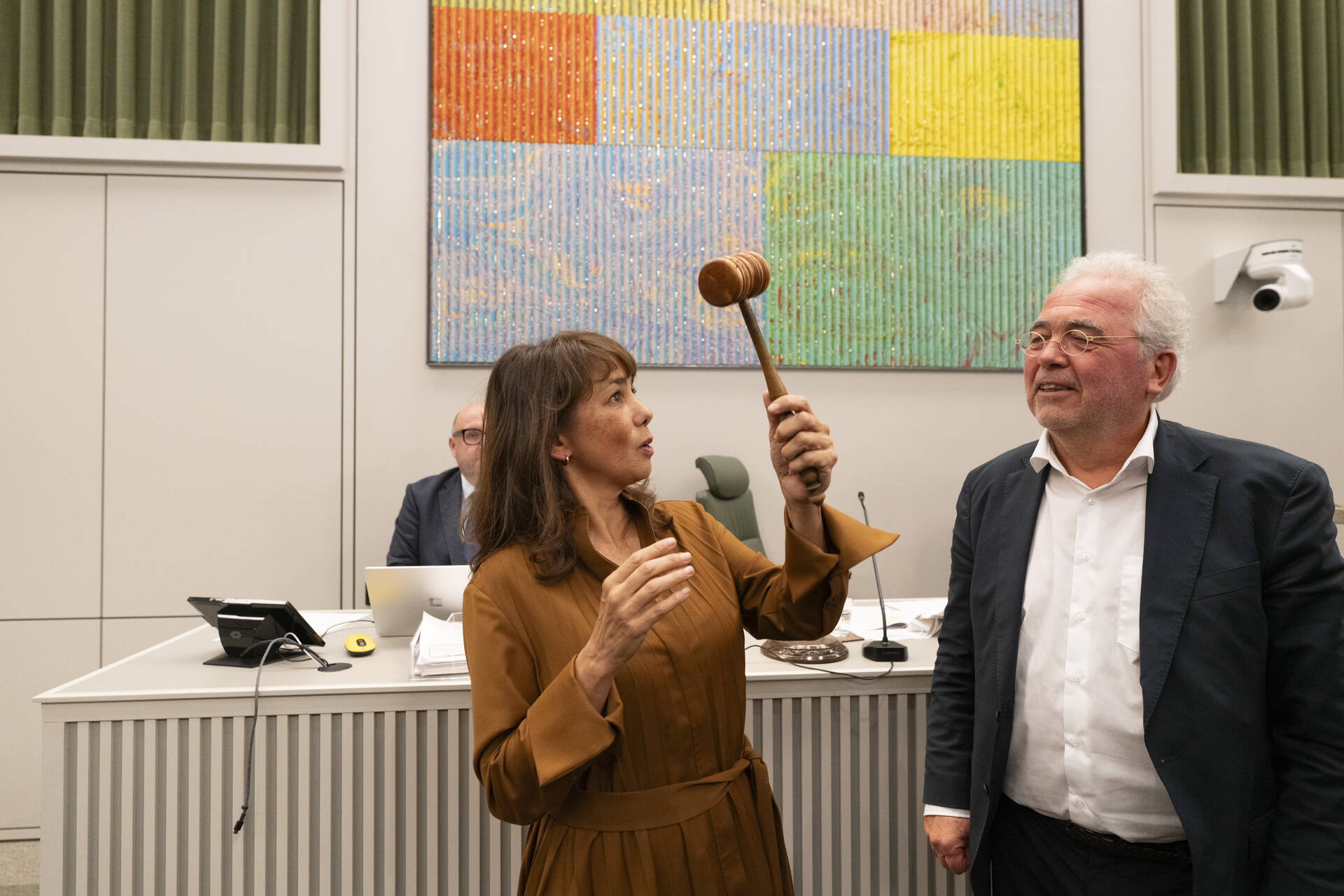 Vos nadat zij de Voorzittershamer heeft gekregen uit handen van tijdelijk Voorzitter Niko Koffeman