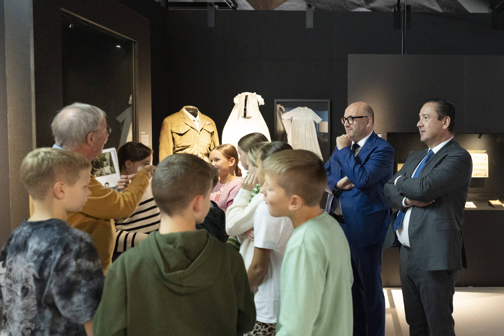 Senator Ruben Baumgarten (JA21) en Griffier Remco Nehmelman tijdens de rondleiding door het museum