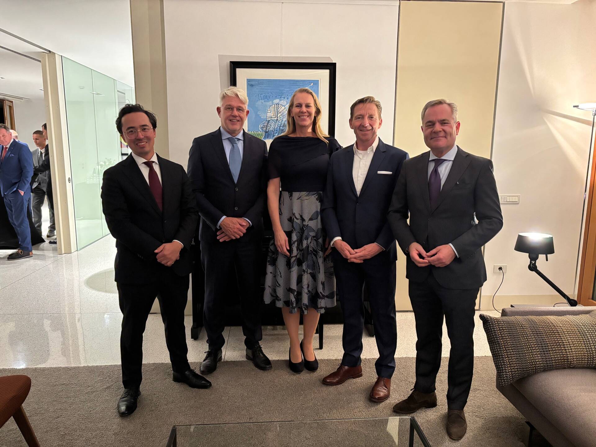 De delegatie met de Nederlandse ambassadeur