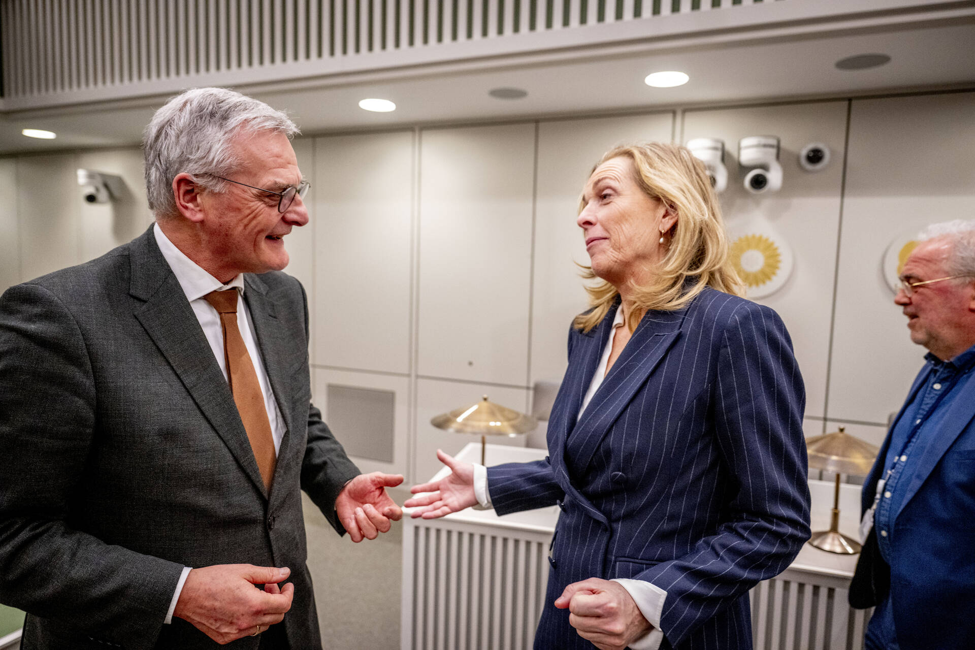 Senator Schalk (SGP) links en senator Van der Linden (VVD) midden