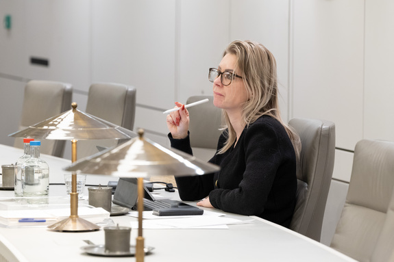 Demissionair minister Wiersma tijdens het debat op 3 februari 2026