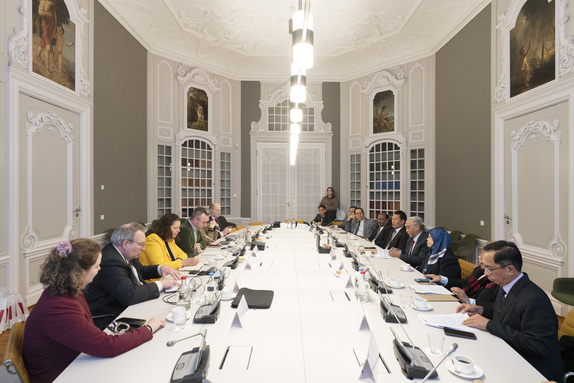 Een delegatie van de Maleisische senaat op bezoek bij de Eerste Kamer