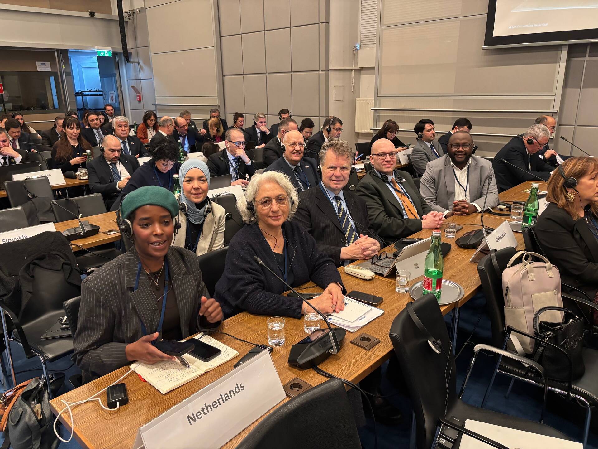 De delegatie tijdens de vergadering