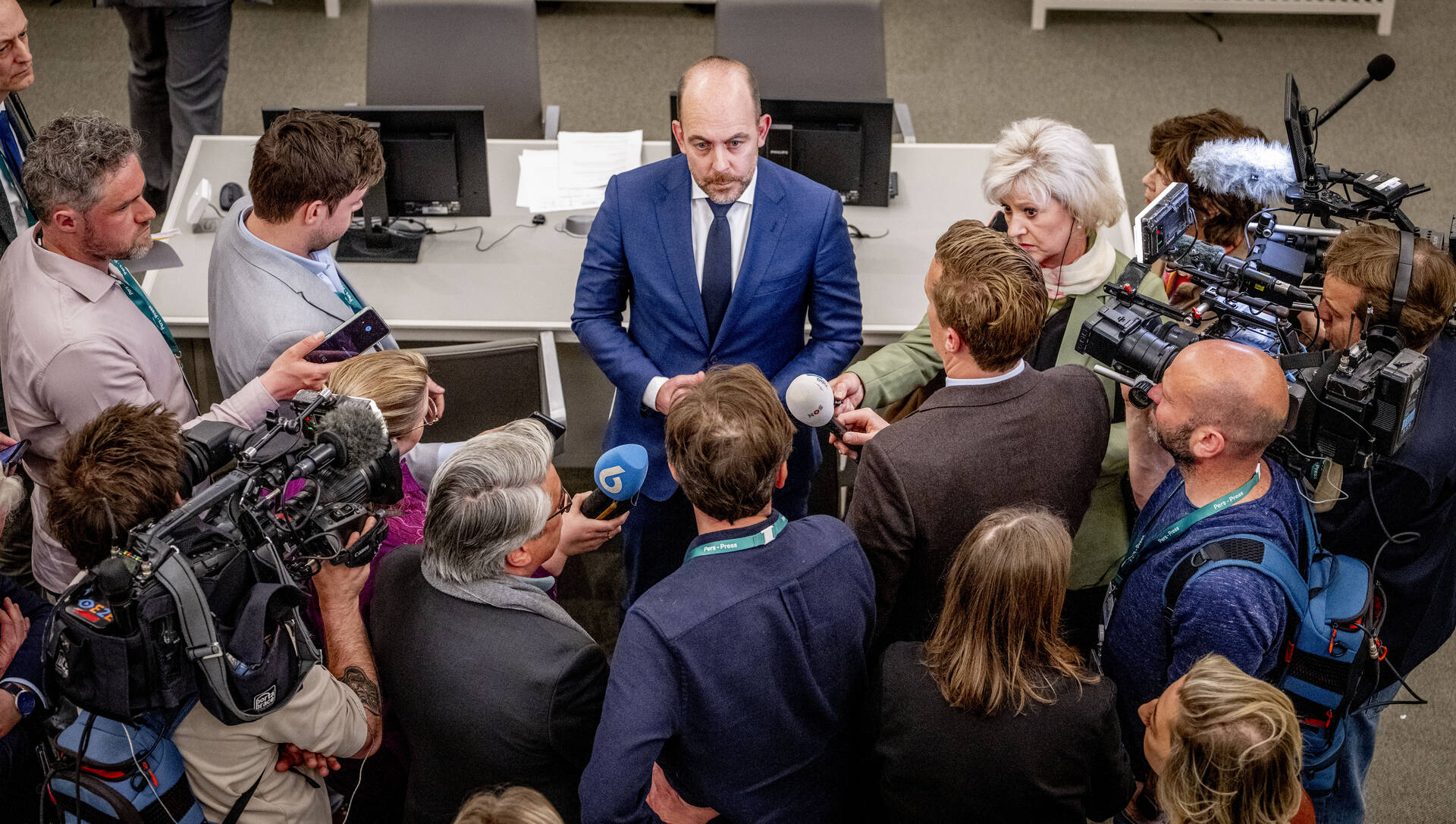 Minister Van den Brink van Asiel en Migratie wordt geïnterviewd 