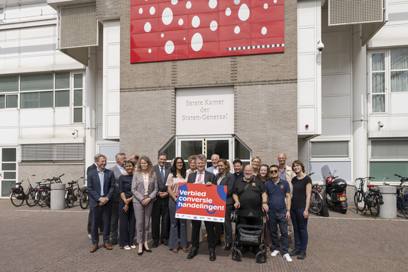 Leden van de commissie voor J&V (links) en de aanbieders van de petitie (rechts)