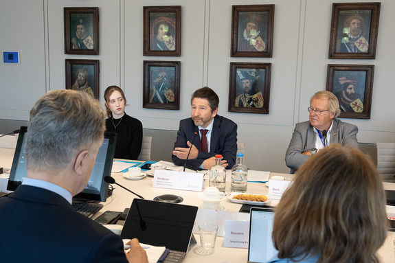 Taskforce-voorzitter Jaap Smit (rechts) en Taskforce-lid Eddo Verdoner in gesprek met de commissie voor Justitie en Veiligheid
