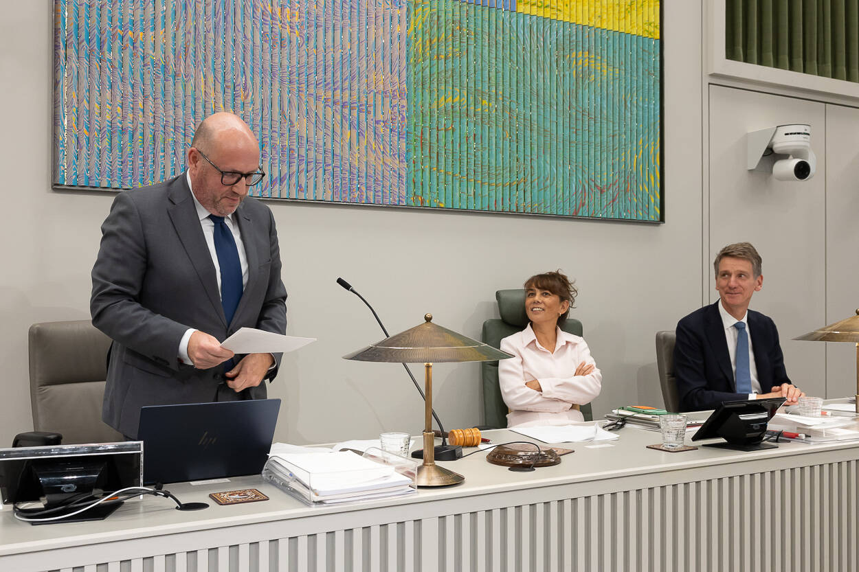 Nehmelman richt het woord tot de leden, nadat de Kamer hem eervol verslag heeft verleend