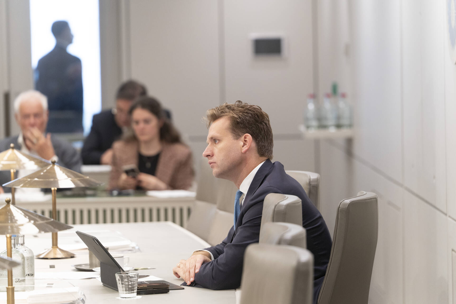 Minister Karremans tijdens het plenaire debat over het Luchthavenverkeerbesluit Schiphol