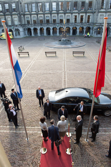 Begroeting van de President van China op de rode loper voor het gebouw van de Eerste Kamer 