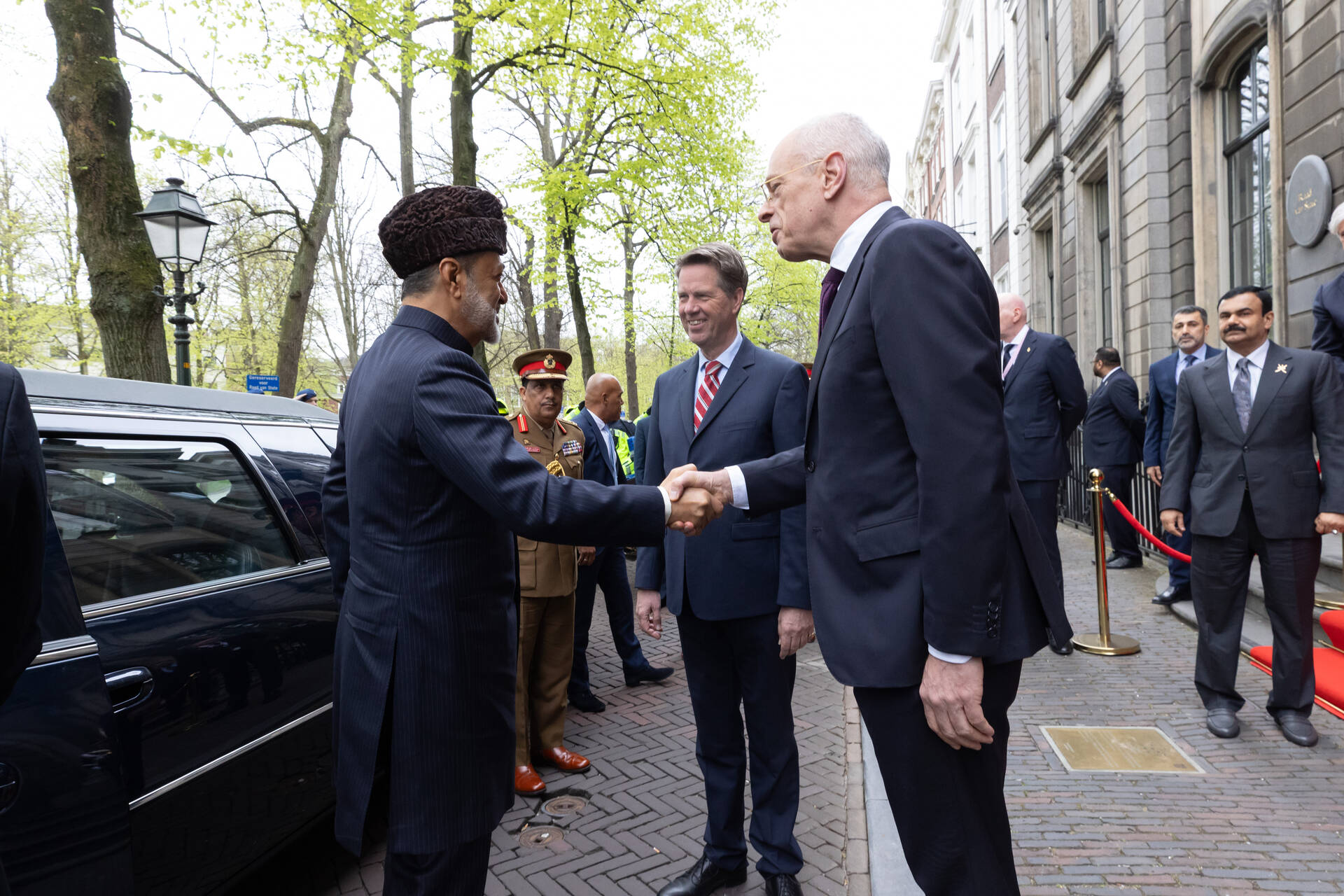De Kamervoorzitters ontvangen Sultan Haitham bin Tarik van Oman aan het Lange Voorhout in Den Haag