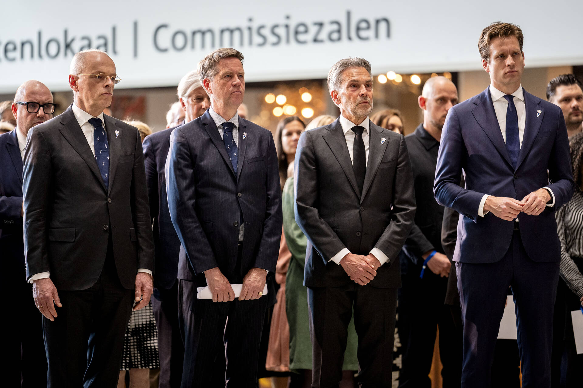 Moment van stilte voor oorlogsslachtoffers (vnl Kamervoorzitters Bruijn en Bosma, premier Schoof, staatssecretaris Karremans)