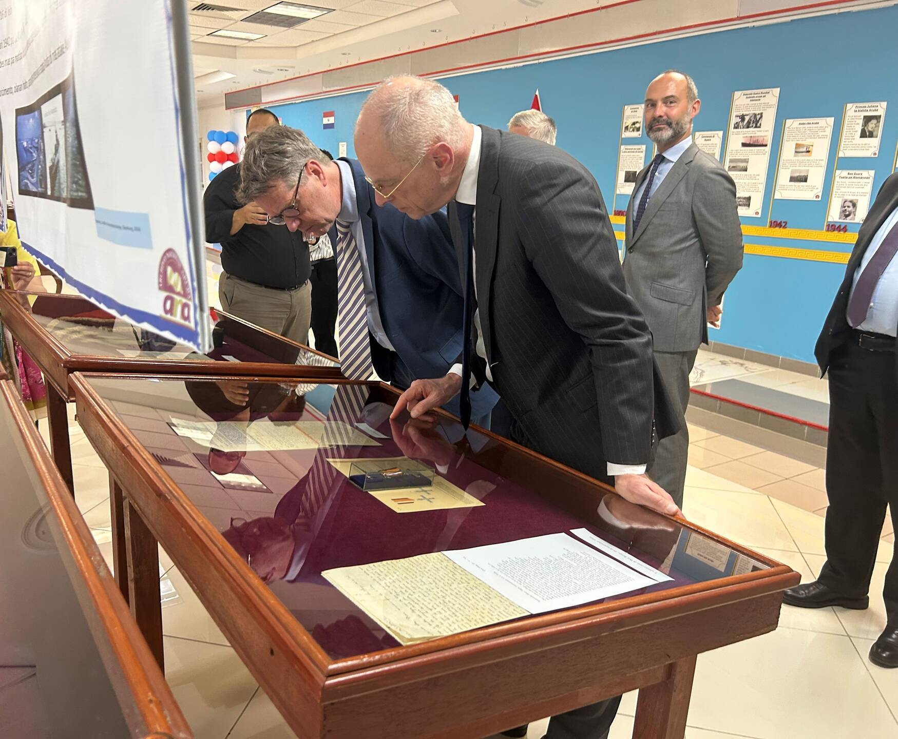 Voorzitter Jan Anthonie Bruijn in Nationaal Archief van Aruba