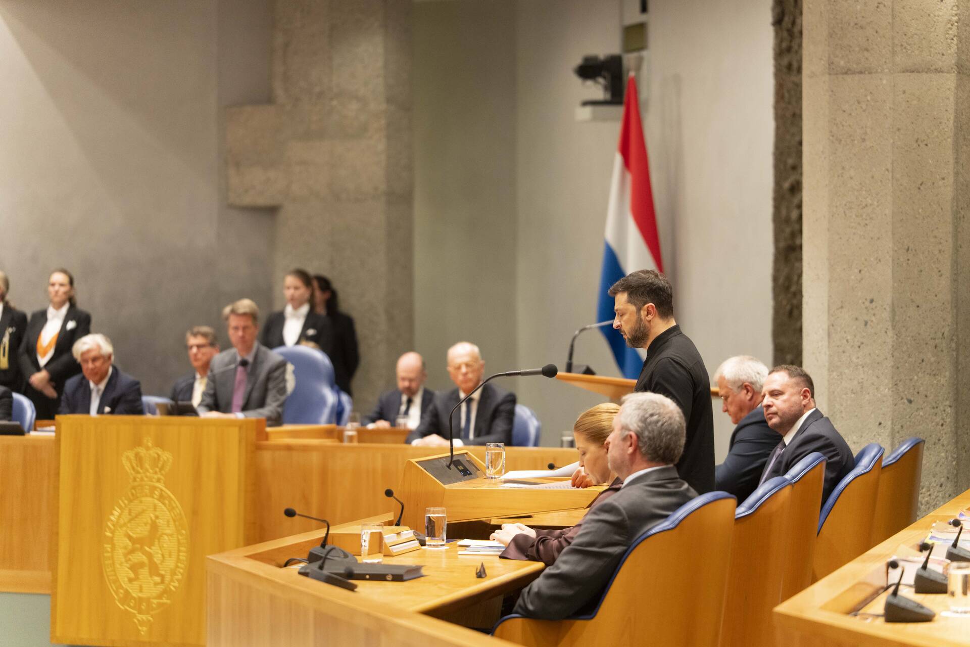 President Zelensky spreekt in de plenaire zaal van de Tweede Kamer leden van beide Kamers toe