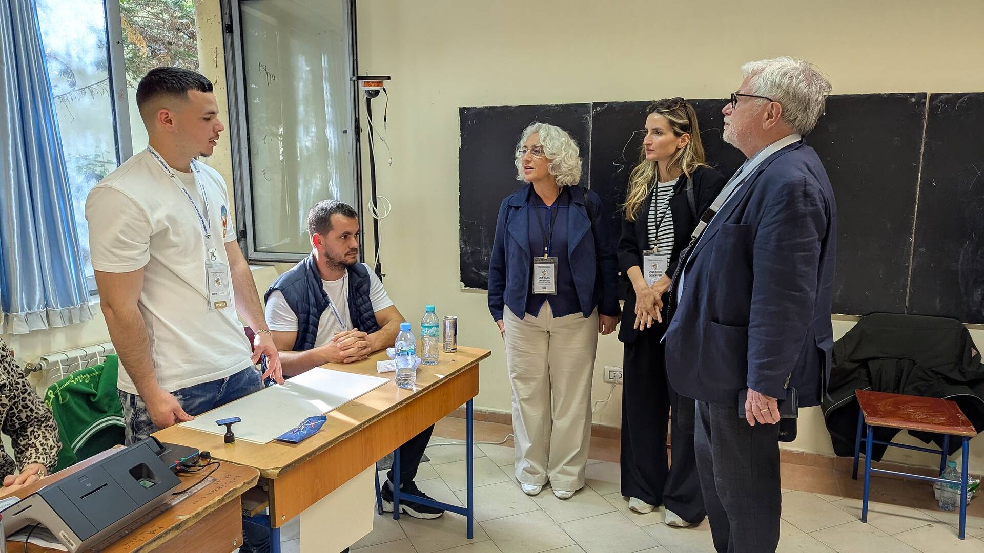 Senator Karimi in een stembureau