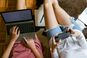 Tieners op computer en telefoon